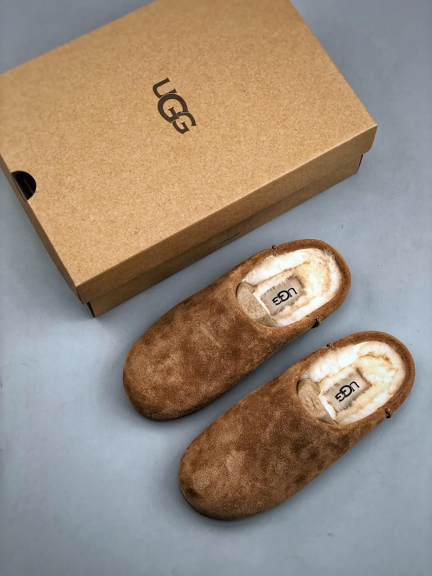 Local pick-up💰560 supports store placement. The top version of ugg on the market. 25 new models. UGG Classic Micro. Classic super mini. Classic boot type with lower cut design. Easy to match at home and out. Produced by a large foreign trade factory in Guangzhou. Toe to insole. Genuine sheep fur integrated. Independent outer box packaging. Chip with waterproof technology. Different from any version on the market. Independently developed original outsole and cashmere insole to keep you warm in winter and suitable for home use. In recent years, uug has launched a style series that is partially geared towards the preferences of young consumers and has also moved to the forefront of fashion trends. Shoe body material Water-repellent coated suede upper 17 mm UGGPURE™ implanted wool insole Lightweight non-slip and comfortable rubber outsole With brand LOGO trademark Comes with a full set of packaging Size: 35-40